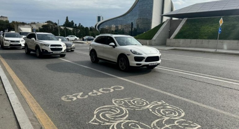 COP29 zolaqlarında yol nişanlarının sökülməsinə başlanılıb