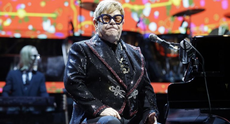 Elton Con görmə qabiliyyətini itirdi