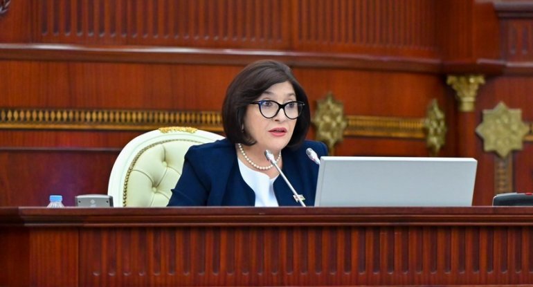 Spikerdən deputatlara irad: "Sizə qulaq asdıqca..."