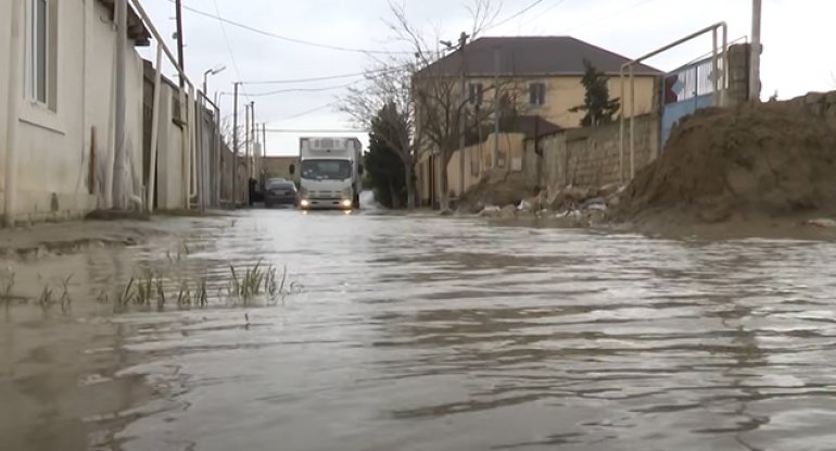 Nəvəmi belimdə yola çıxarıram, məktəbə gedirik - Video