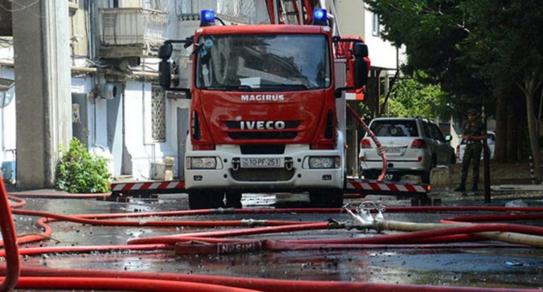 Bakıda "Porsche" qəzaya düşüb, yanğın olub