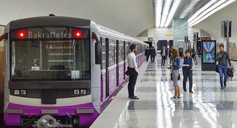 Bakı metrosunda iki qadının halı pisləşdi