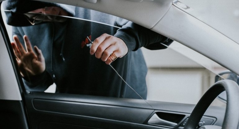 Bakıda “Range Rover”dən 10 min dollara yaxın pul oğurlandı