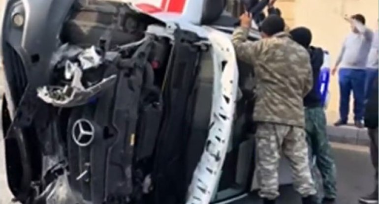 Bakıda təcili tibbi yardım maşını aşdı&nbsp;- Video