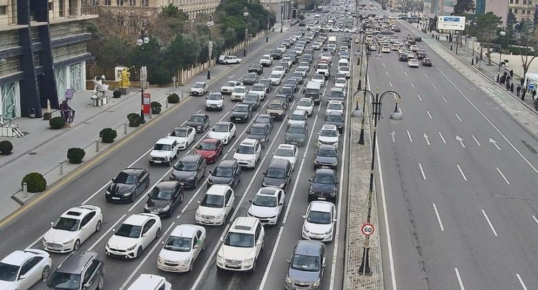 Bakının bir sıra yollarında tıxac yaranıb