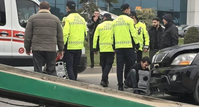 Bakıda "Cip" aşdı - Heydər Əliyev prospektində köməkçi yol bağlandı - FOTO