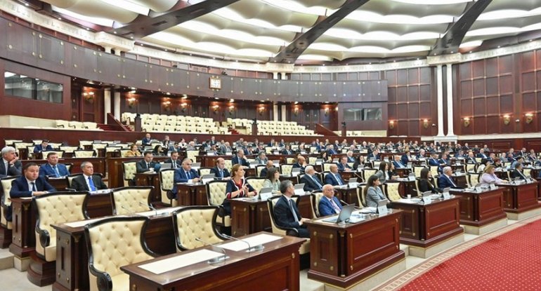 Parlament yetkinlik yaşına çatmayanların işləri ilə bağlı əsasnaməyə dəyişikliyi qəbul edib