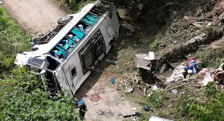 Bu ölkədə turistləri daşıyan avtobus uçuruma yuvarlandı, çox sayda ölü var - Foto