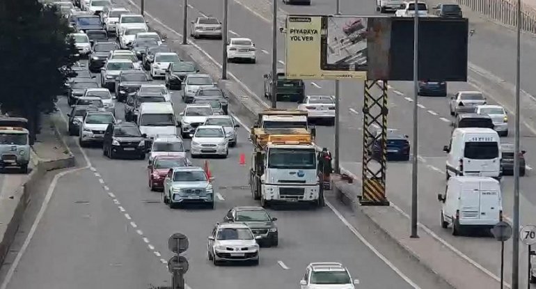 “Koroğlu” metrostansiyası istiqamətində nəqliyyatın sıxlığı yaranıb