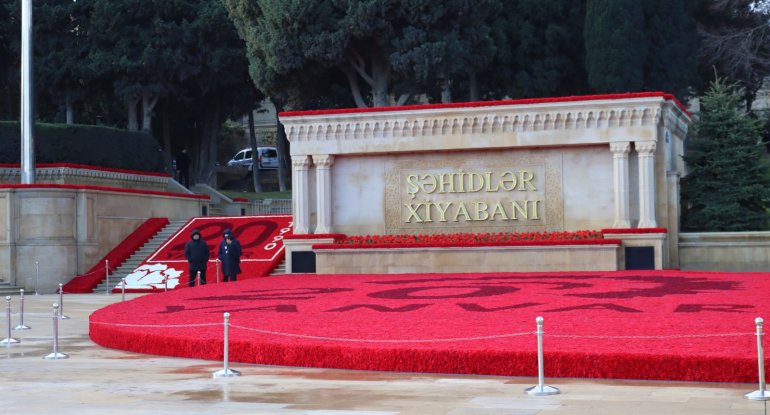 Baş nazirin müavinləri Şəhidlər xiyabanında - Video