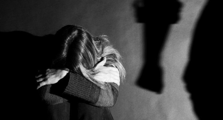 Sünnət toyunda qadının başına pivə bakalı vurdu - Həbs edildi