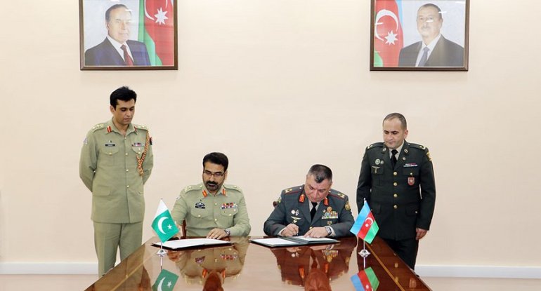 Azərbaycan və Pakistan Quru Qoşunları arasında təlimat sənədi imzalanıb