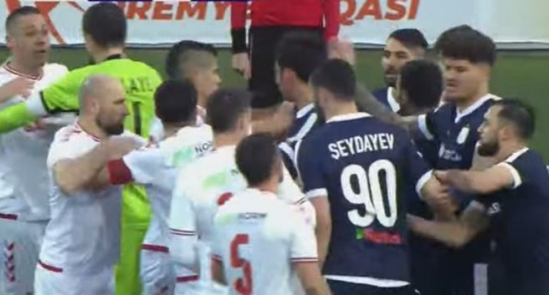 "Araz Naxçıvan" - "Neftçi" oyununda insident - VİDEO