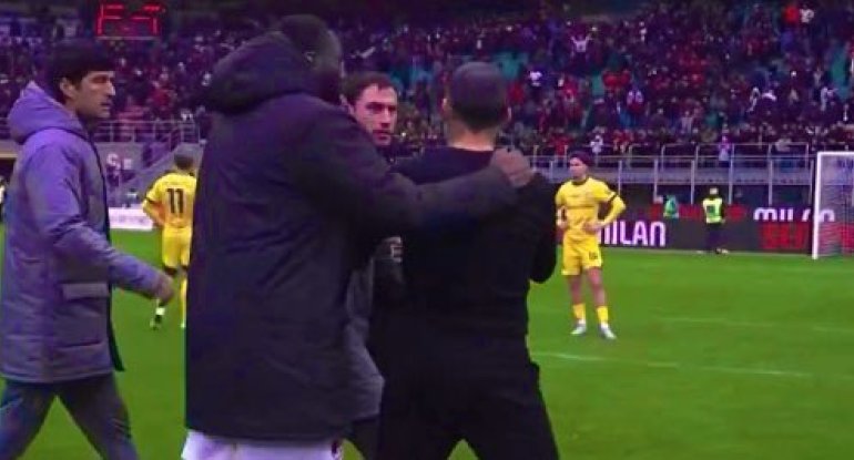 "Milan"ın baş məşqçisi kapitanı döymək istədi - VİDEO