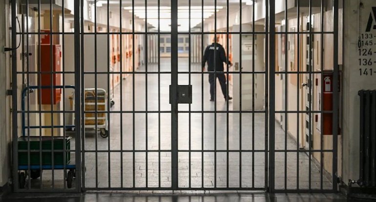 Penitensiar Xidmətinin sabiq vəzifəli şəxsi cərimələndi - Dustağa telefon aparıb