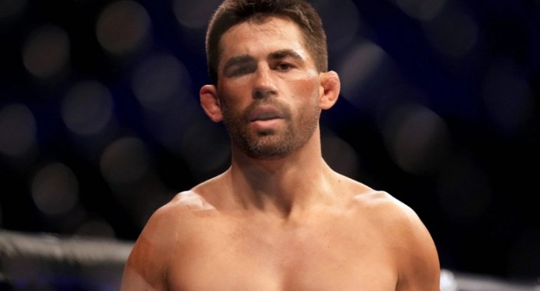 UFC çempionu karyerasını başa vurub