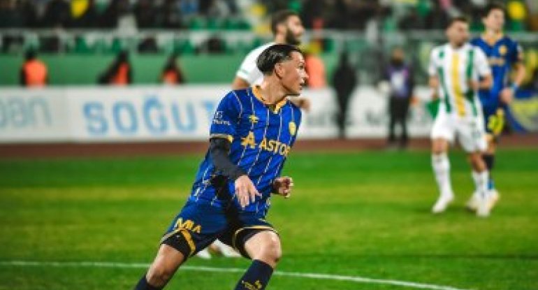 Azərbaycan millisinin hücumçusu transferə çıxarıldı
