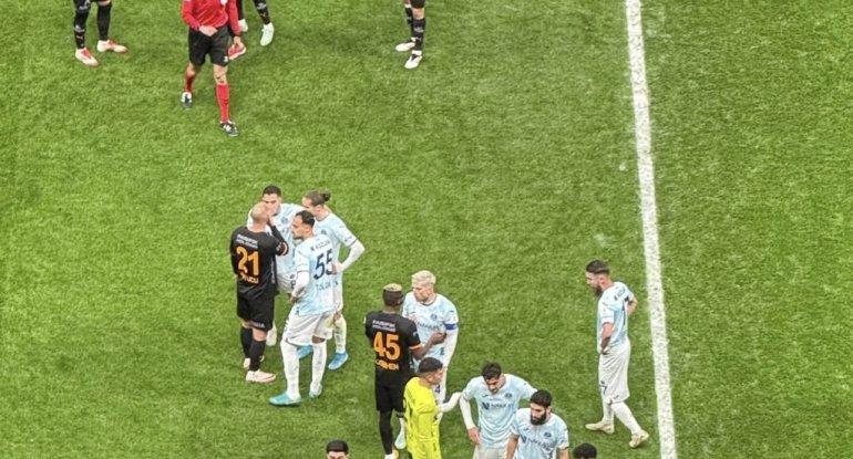 "Qalatasaray"ın oyunu yarımçıq qaldı: Komanda meydanı tərk etdi