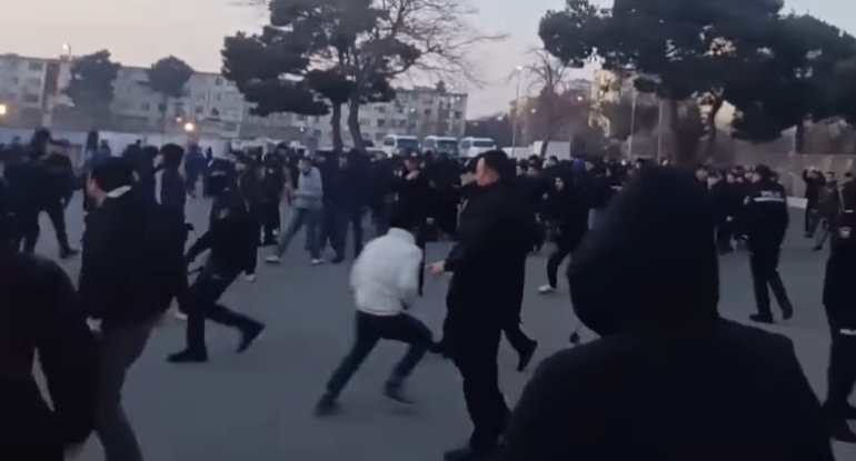 4 nəfər saxlanılıb: &ldquo;Neftçi&rdquo;-&ldquo;Qarabağ&rdquo; oyunundan əvvəlki insident - VİDEO