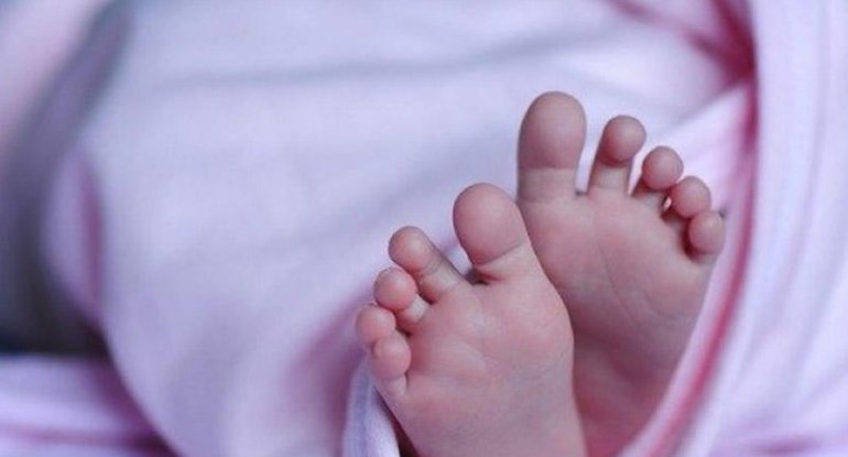 Yeni doğulmuş körpənin qarnında əkizlər TAPILDI