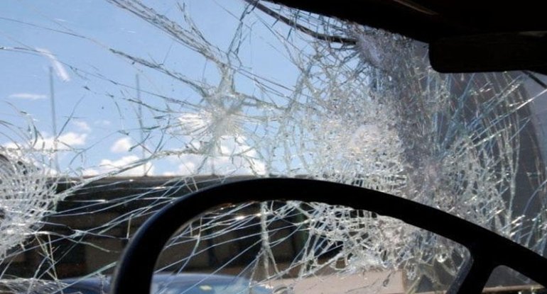 Bakıda ata "Lexus"u yeniyetmə oğluna sürməyə verdi - Qəza törətdi
