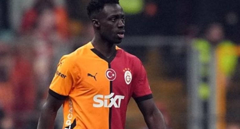 "Qalatasaray"ın futbolçusu oyun zamanı yatıb - FOTO