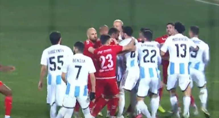 &ldquo;Qarabağ&rdquo;ın oyununda futbolçular əlbəyaxa davaya çıxdı - VİDEO