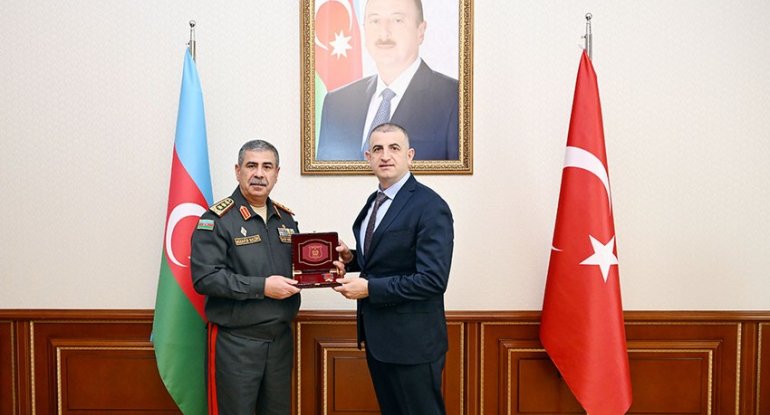 Müdafiə naziri &ldquo;Baykar&rdquo; şirkətinin baş direktoru ilə görüşüb