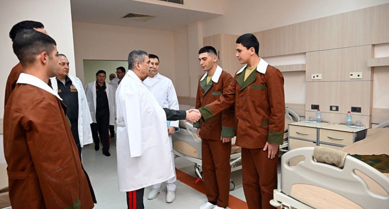 Zakir Həsənov müalicə olunan hərbi qulluqçuları ziyarət edib -&nbsp;FOTO