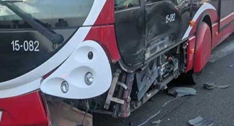 "BakuBus" Yasamalda ağaca ÇIRPILDI - Video
