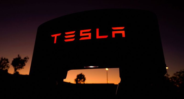 Romada "Tesla" avtomobilləri yandı