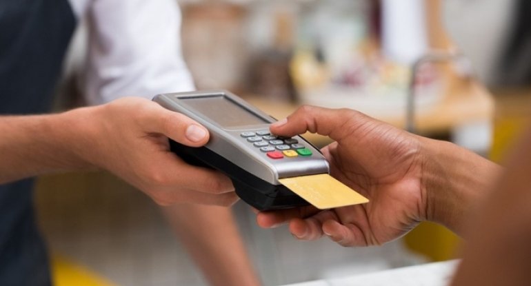"Banklar POS-terminallara xidmətə görə ildə 368 milyon manat qazanır" - AÇIQLAMA