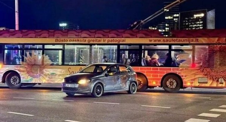 Azərbaycan səfirliyinin avtomobili qəzaya düşüb - Foto