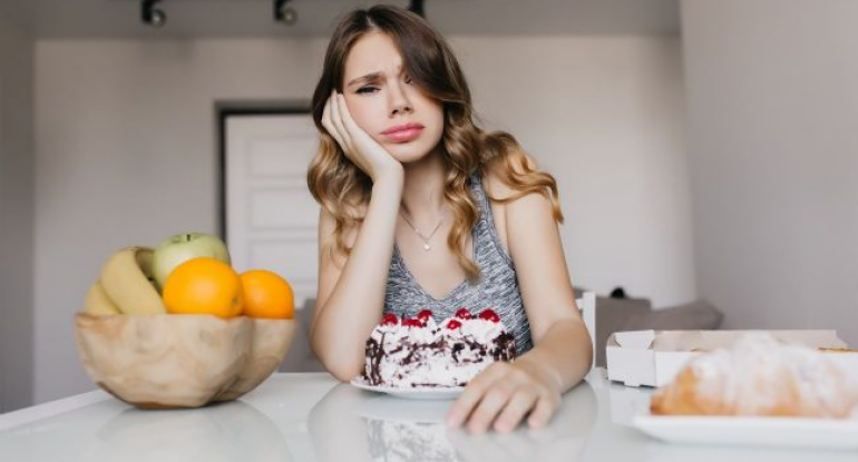 Stress zamanı yeyilməməsi lazım olan ən pis qidalar