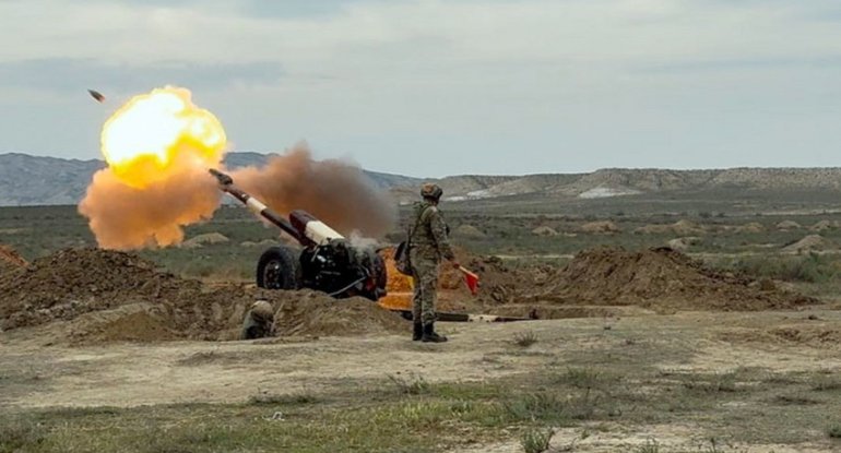 MN: Artilleriya bölmələri ilə döyüş atışları keçirilib