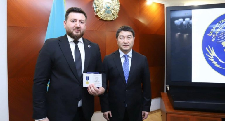 Tokayev Azərbaycanın tanınmış aktyorunun oğlunu təltif etdi - FOTO