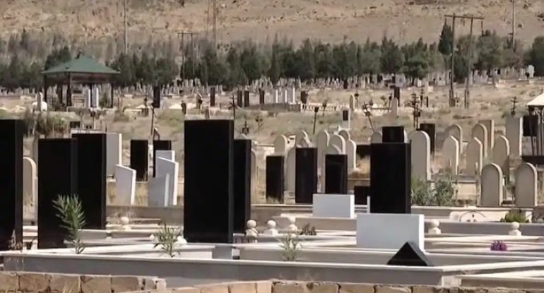 Qəbiri qucaqladığını çəkdirmək, necə ağladığını göstərmək&hellip; - Şouya çevrilən vərdiş