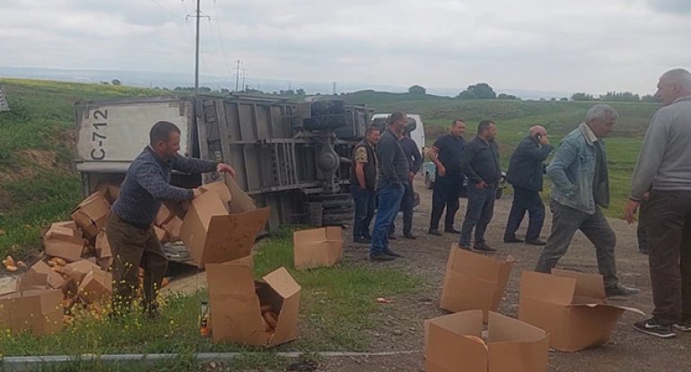 Yük maşını aşdı, çörəklər yola dağıldı - Fotolar