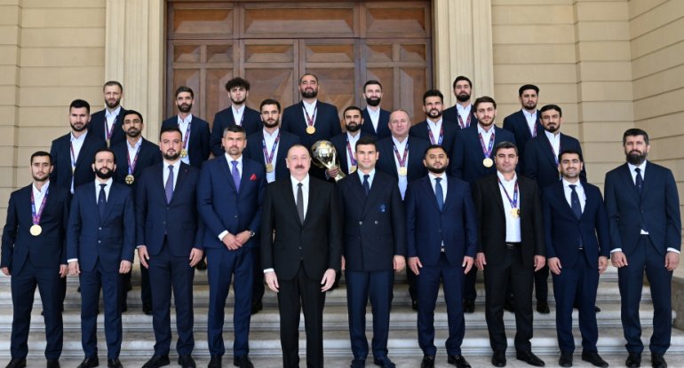 İlham Əliyev minifutbol üzrə dünya çempionatının qalibi olan millimizin üzvlərini qəbul edib - YENİLƏNİB