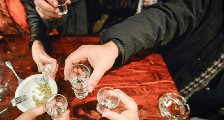 Qazi bakalla qohumunun başını niyə yarıb? - Barışıblar