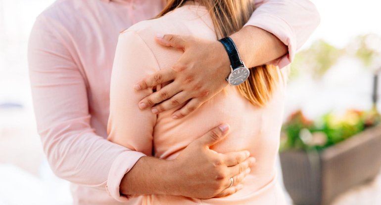 Öpüş və qucaqlaşma insultun qarşısını alır