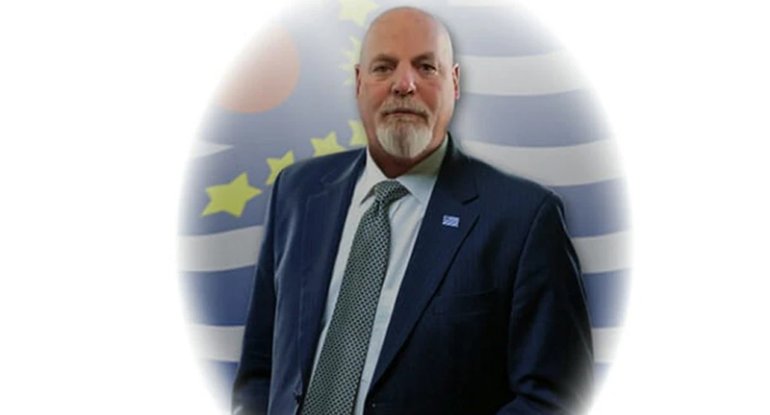 Ayda və planetlərdə torpaq satan adam: Dennis Houpun təəccüblü hekayəsi