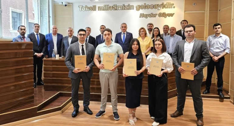 Vəkillər Kollegiyası rəhbərinin sədrliyi ilə Bakı Dövlət Universitetində magistrantların dissertasiyası müdafiə olunub