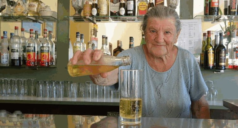 100 yaşlı qadın 66 ildir eyni kafedə barista kimi işləyir