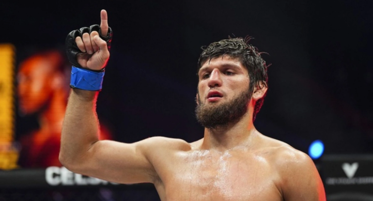 MMA döyüşçüsü küçədə belə güllələndi - VİDEO