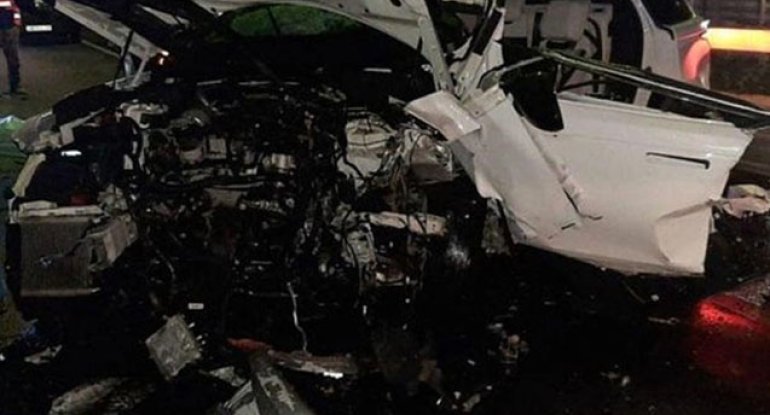 Bakıda avtomobil yol kənarındakı yük maşınına çırpıldı&nbsp;- Ölən var