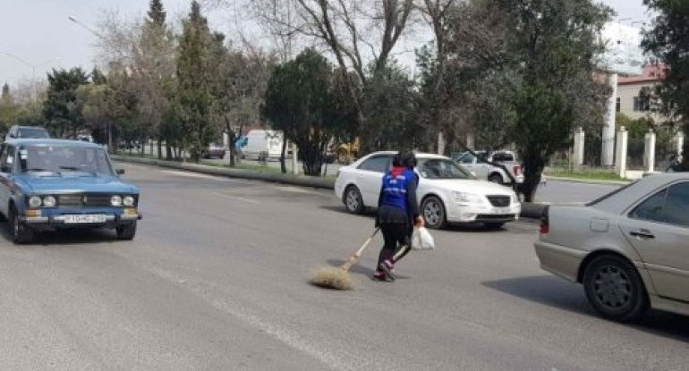 Mingəçevirdə avtomobil yaşlı süpürgəçi qadını vurdu