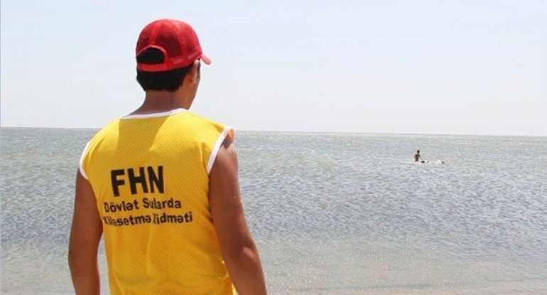 Novxanıda dənizdə iki nəfər batıb
