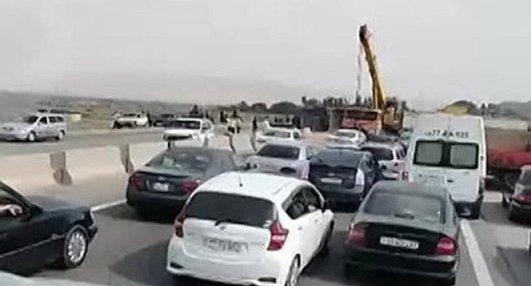 TIR aşdı, taxıl yola dağıldı&nbsp;-&nbsp;VİDEO