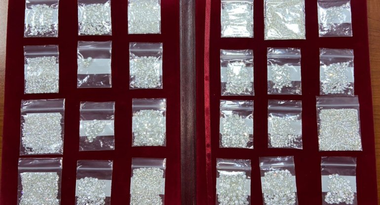Dubaydan gələn sərnişindən 700 karat brilyant&nbsp;aşkarlandı
